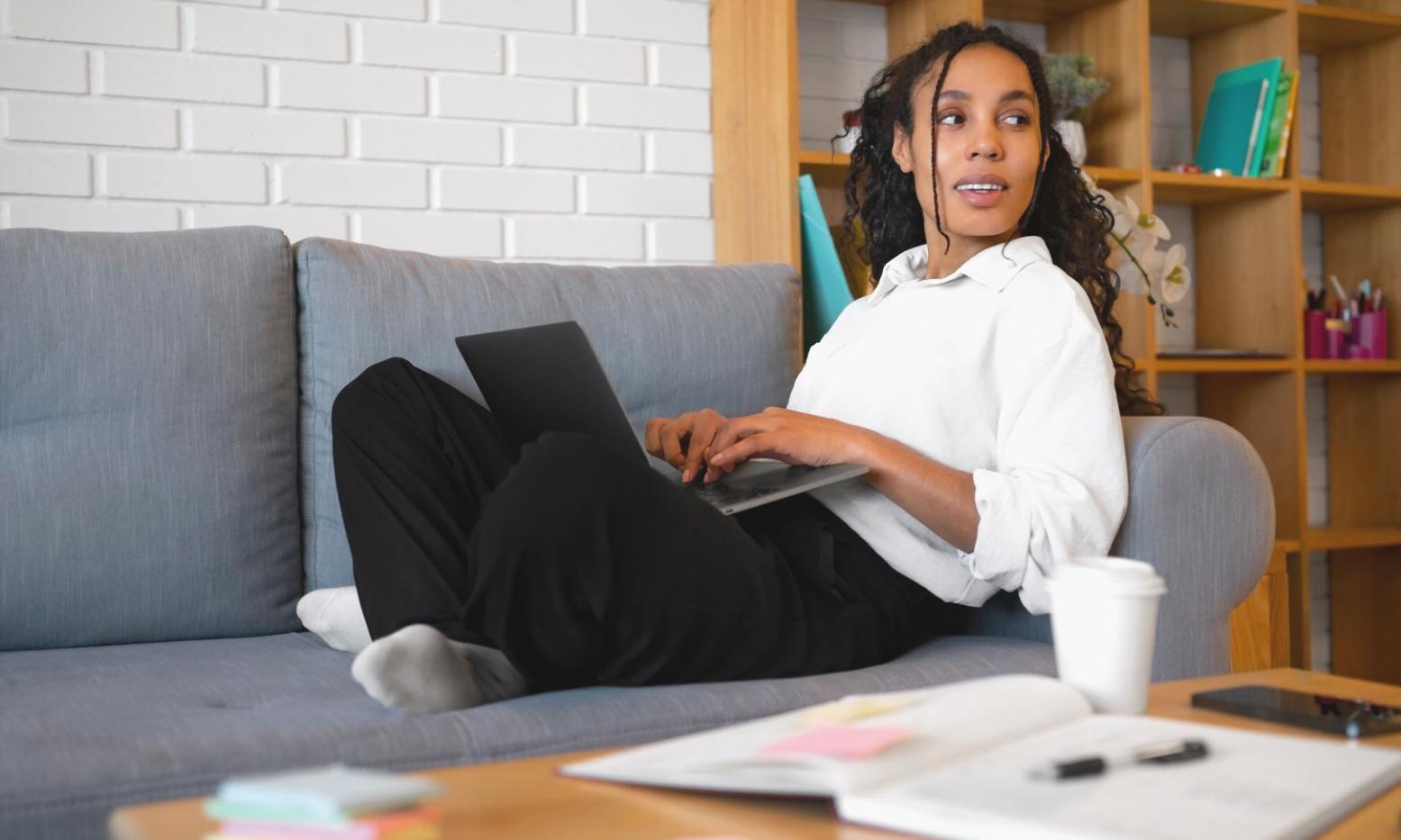 Teilnehmer während einer intensiven Gruppensession zur Mindset-Entwicklung