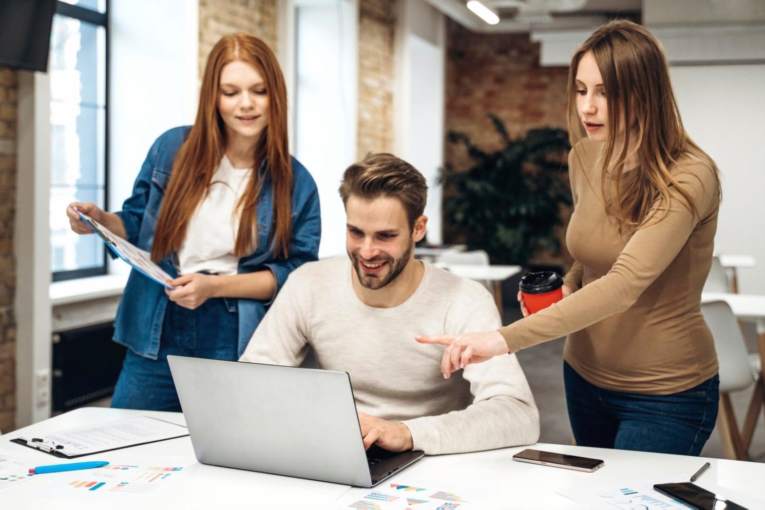 Weg durch Natur als Symbol für persönliche Entwicklung